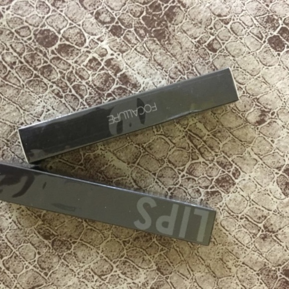 TREND ALERT! Rose Gold Metallic Lipgloss - Picture 4 of 4